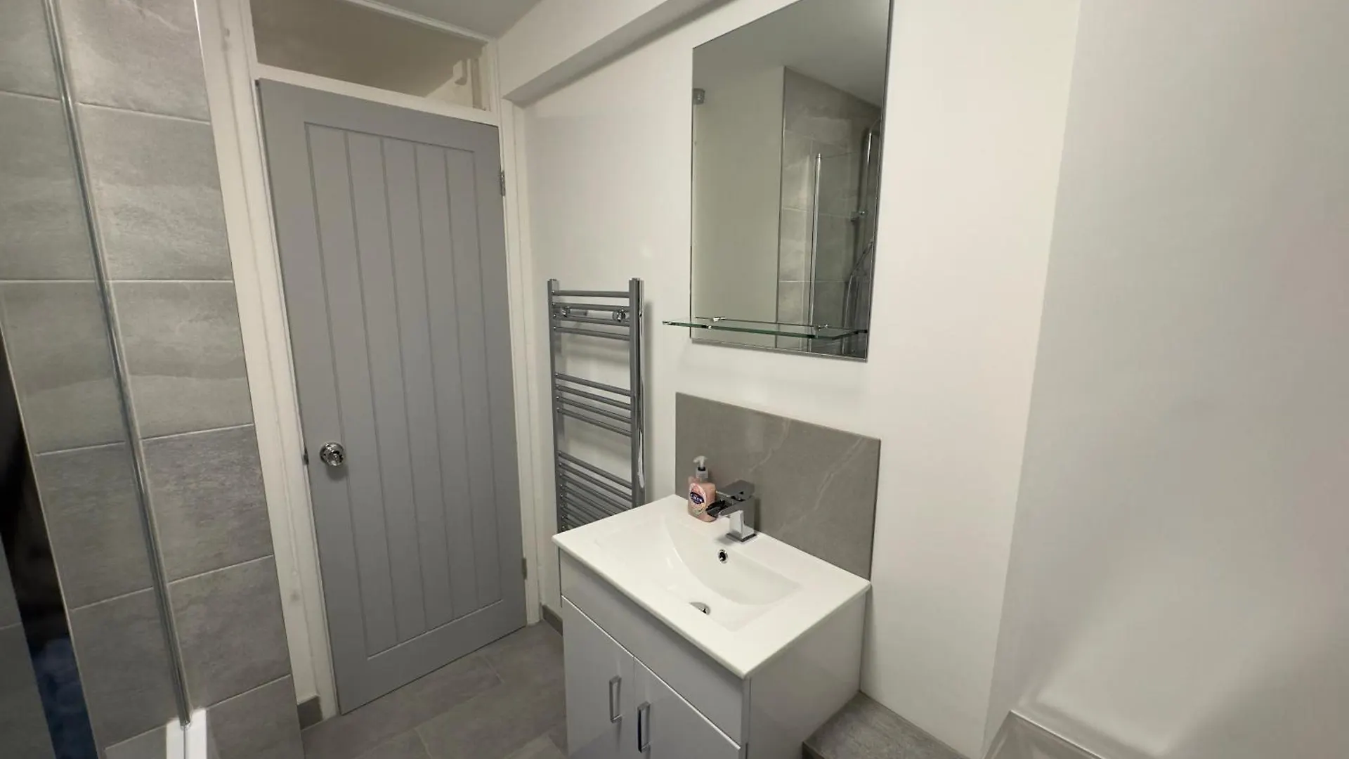Stylish 2Br, Fast Wifi With Balcony Apartment London
