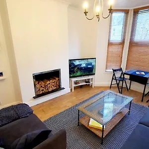 Lovely 2 Bedroom Period Garden Flat. London